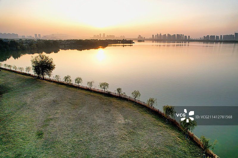 武汉江夏庙山汤逊湖航拍日落秋色图片素材
