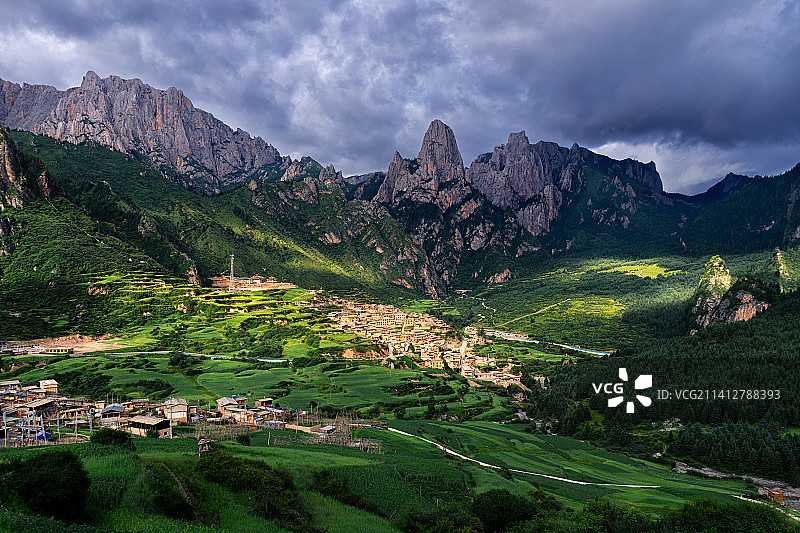 美丽的扎尕那村居环境风光图片素材