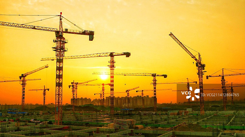 夕阳下的建筑工地图片素材
