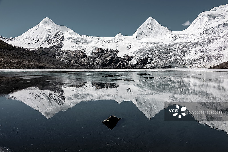 萨普神山位于西藏那曲地区比如县境内，被周围群山圣湖环绕，主峰海拔高达6956米，被尊为当地的神山之王图片素材