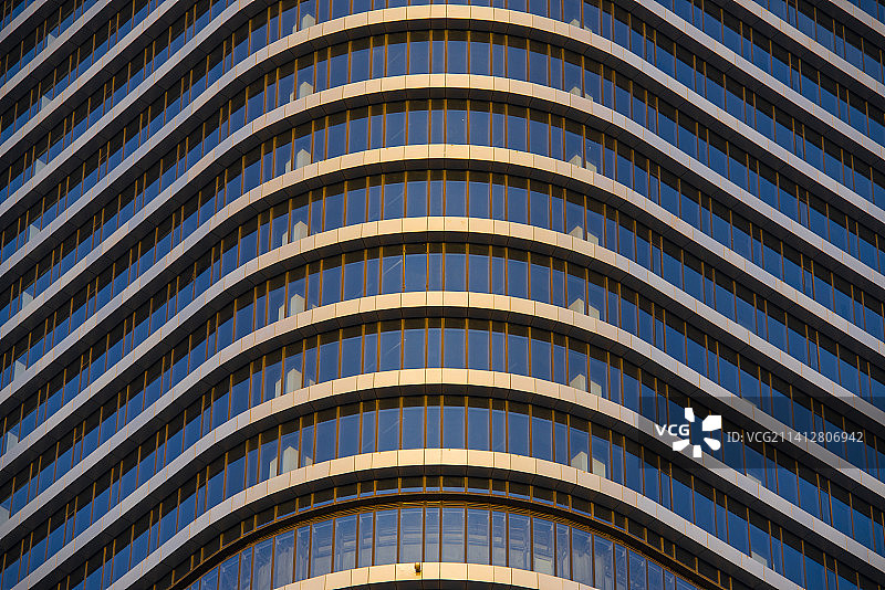 建筑的局部被夕阳照亮反射出金色的光芒图片素材