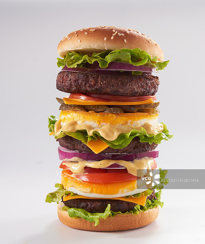 加长加大的夸张的牛肉芝士番茄鸡蛋黄瓜汉堡图片素材