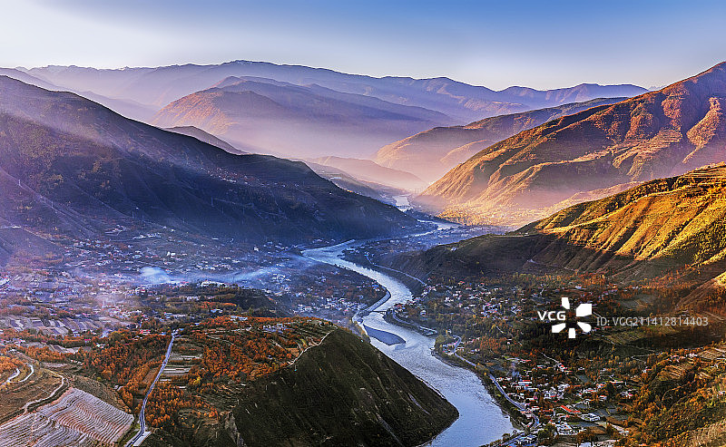 金秋，阳光照进金川河谷图片素材