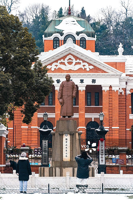 冬天武汉雪中的辛亥革命纪念馆孙中山铜像图片素材