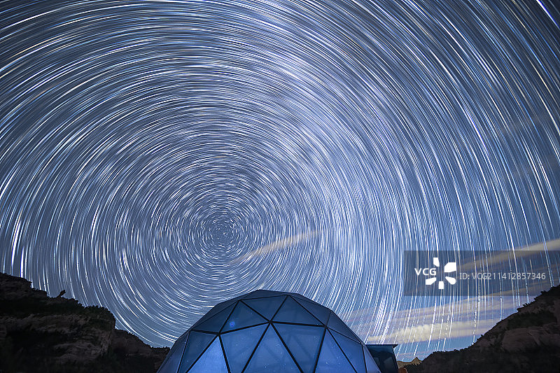 青海玉树三江源星空营地-玻璃屋星轨图片素材