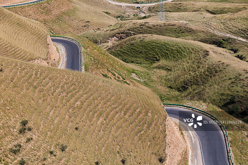 新疆伊犁特克斯县蜿蜒的盘山公路图片素材