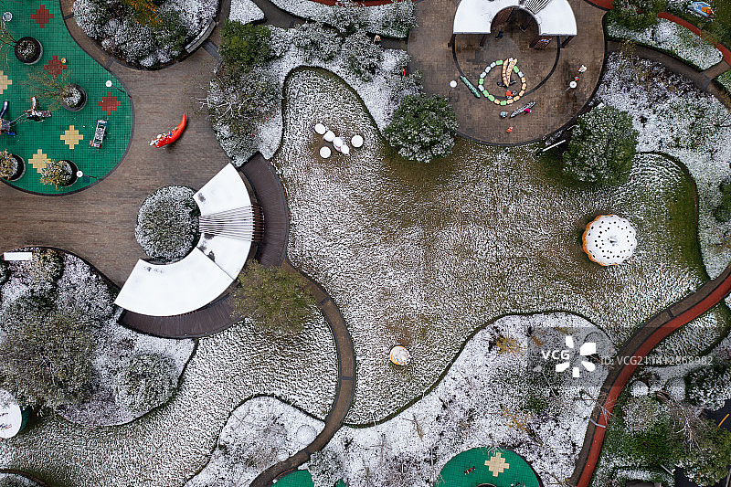 航拍杭州临平余庭小区中心绿化广场雪景图片素材