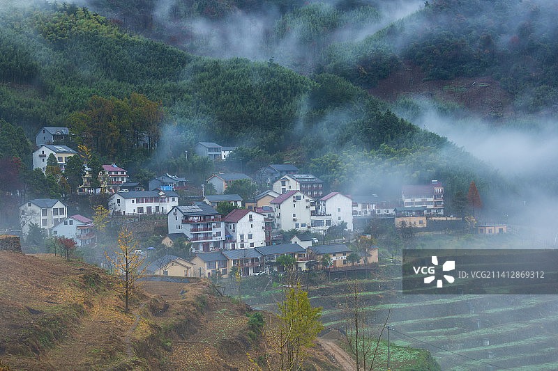 云雾缥缈美丽乡村——浙江  杭州市  临安区   指南村图片素材