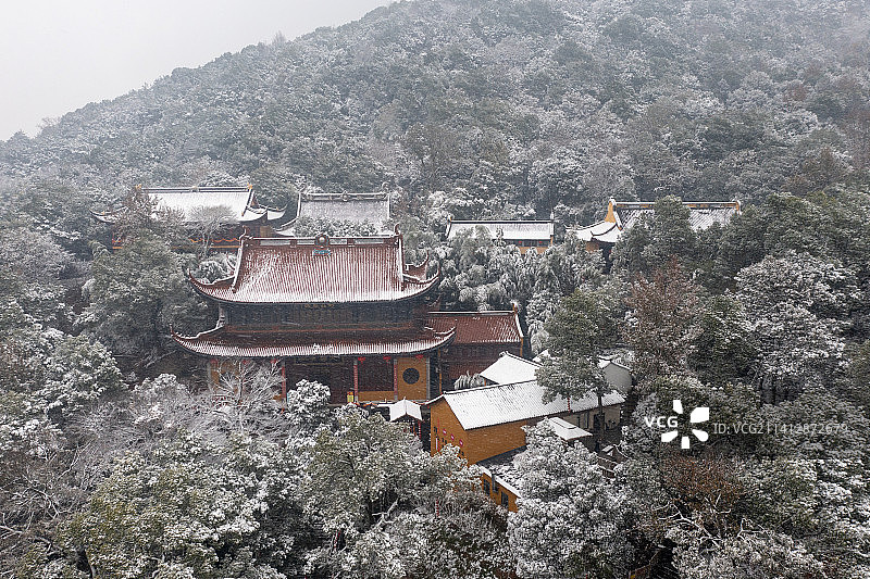 航拍杭州超山青莲寺雪景鸟瞰图图片素材