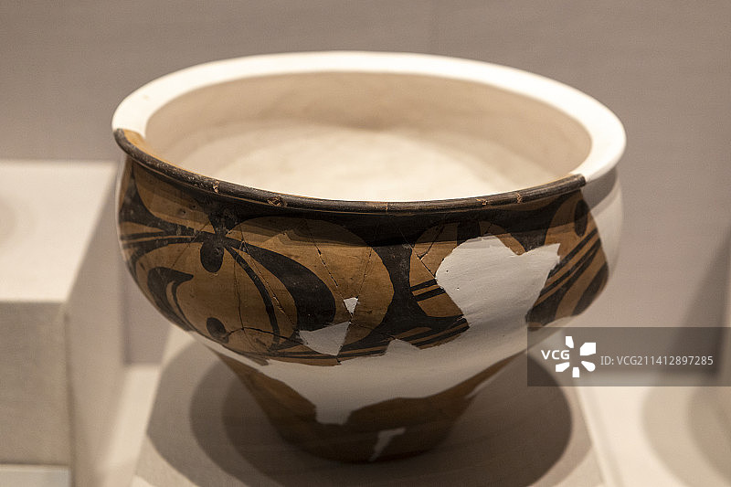 三门峡庙底沟博物馆藏品仰韶文化文物旋纹彩陶盆图片素材