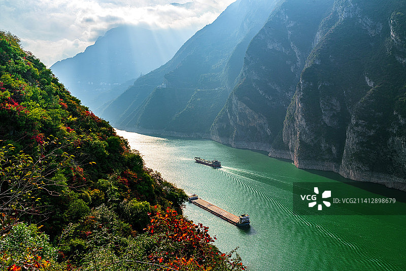 船舶行驶在长江三峡西陵峡图片素材