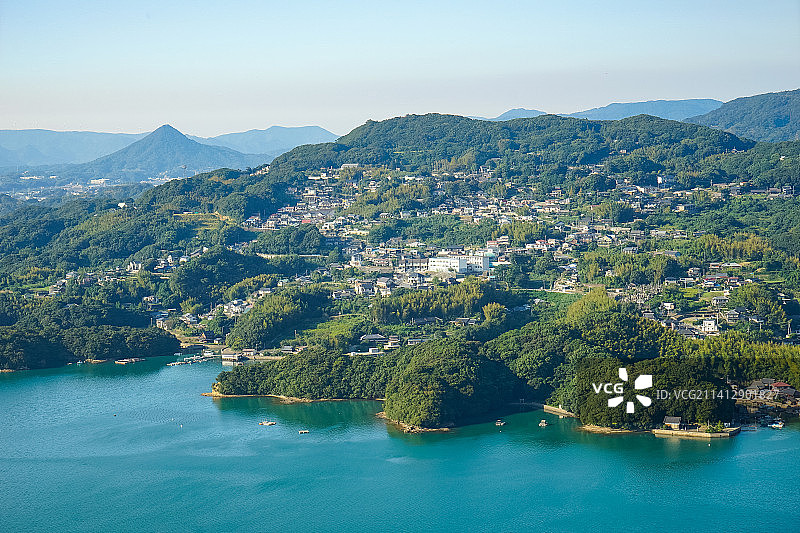航拍视角看日本佐世保海岸线山海风光图片素材