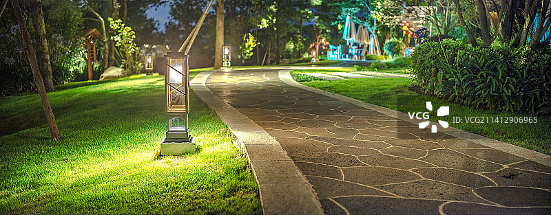 夜晚公园里宁静的小路图片素材