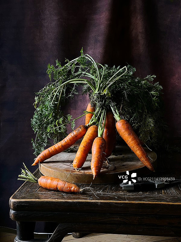 桌上胡萝卜的高角度视图图片素材