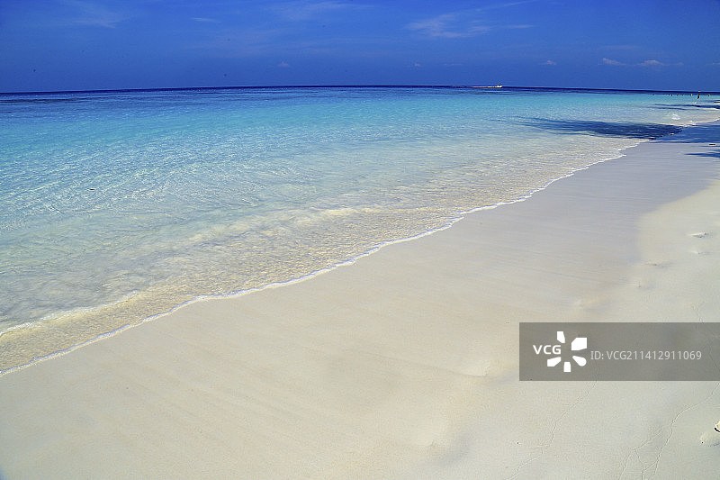 泰国普吉岛白色沙滩与清澈的海水图片素材