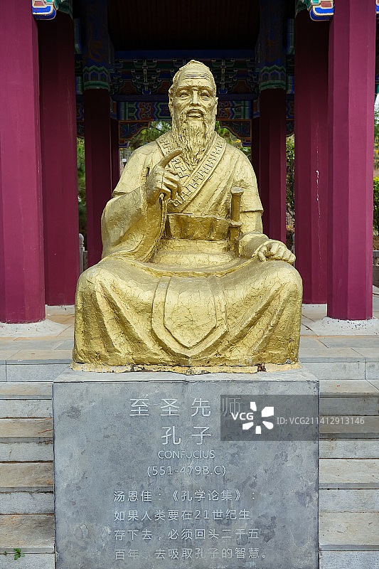 孔子在杏坛讲学的雕塑图片素材