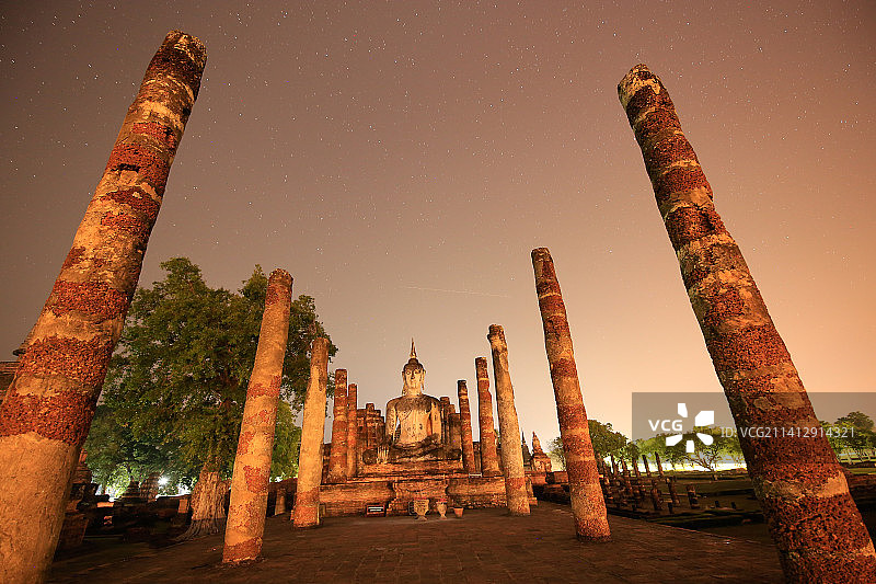 泰国素可泰佛塔遗址日出图片素材