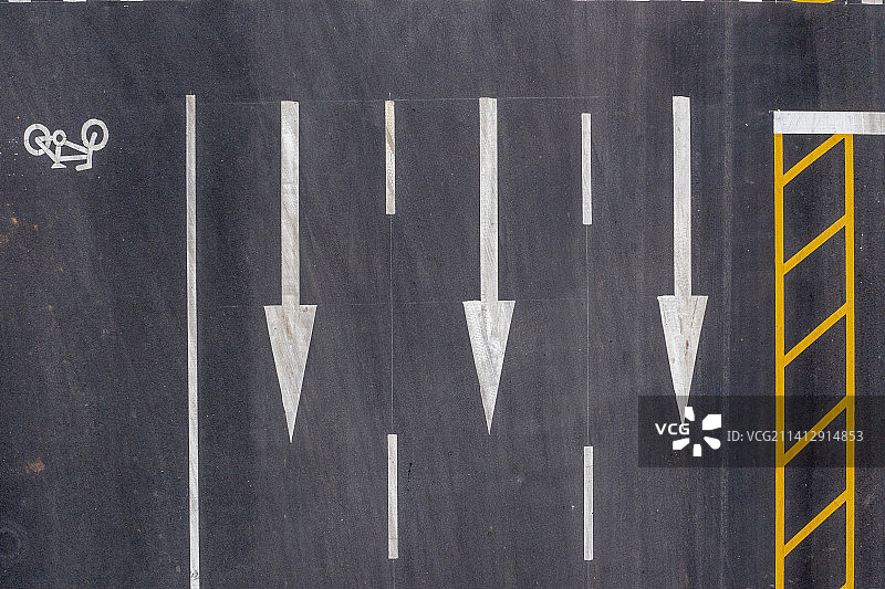 航拍城市区道路交通标志线图片素材