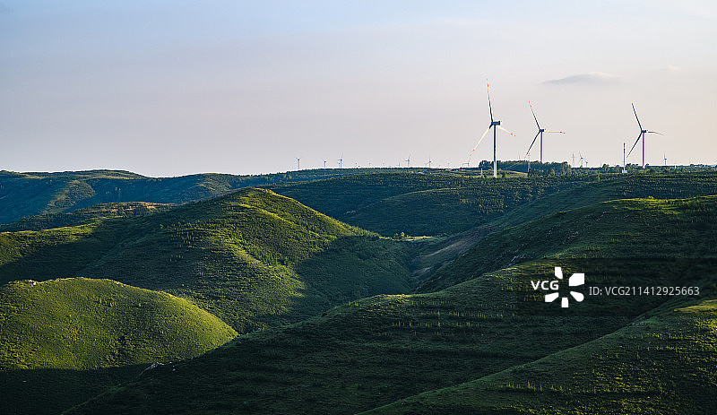 张北草原天路夏天碧绿山坡日照轮廓光影图片素材