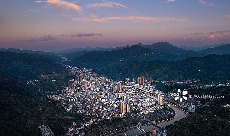 航拍大巴山里的县城平利县图片素材