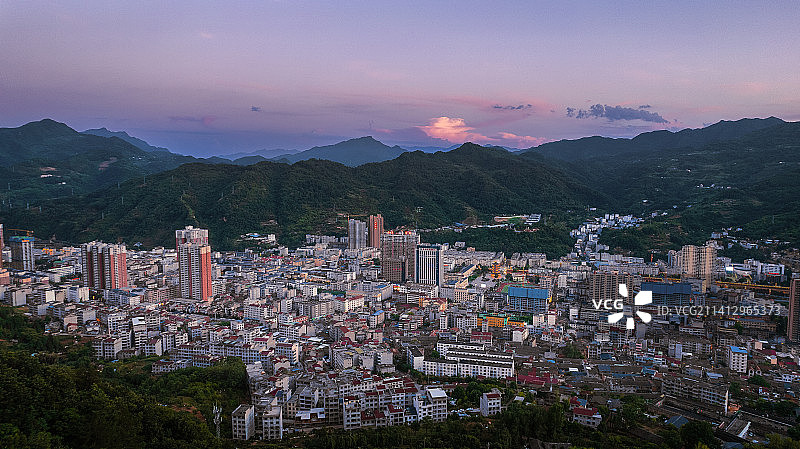 航拍大巴山里的县城平利县图片素材