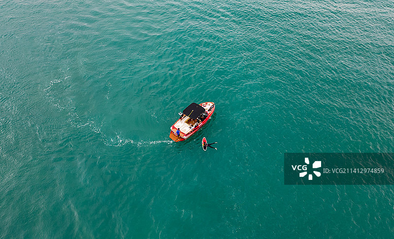 蓝天白云下的帆船游艇旅游胜地：三亚湾图片素材
