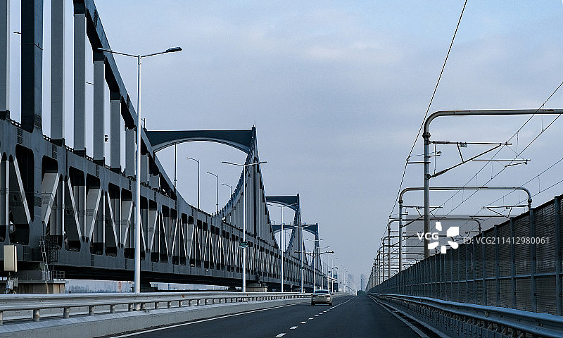 行驶在杭州彭埠大桥的公路上图片素材