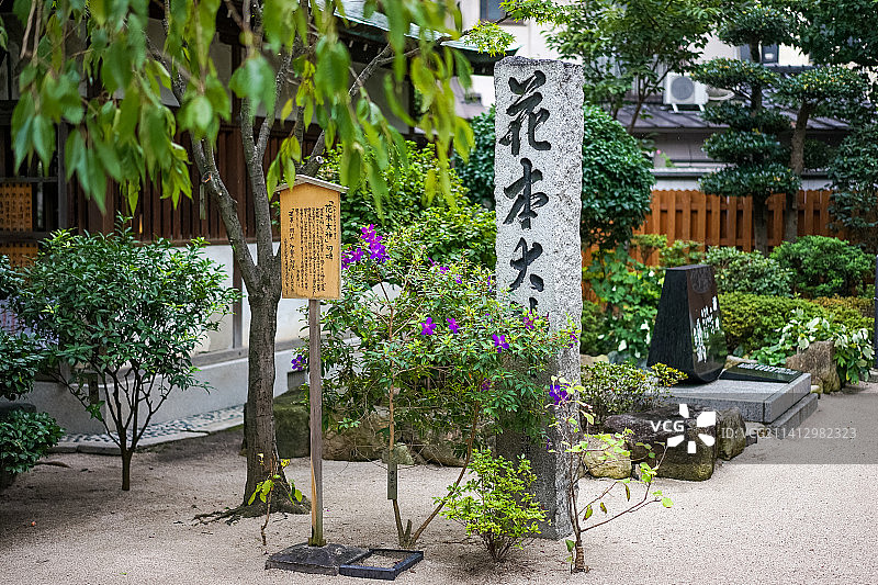 日本福冈栉田神社内庭院石灯笼风景图片素材
