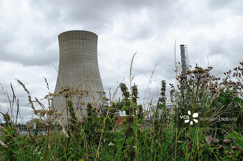 石化厂的冷却塔图片素材