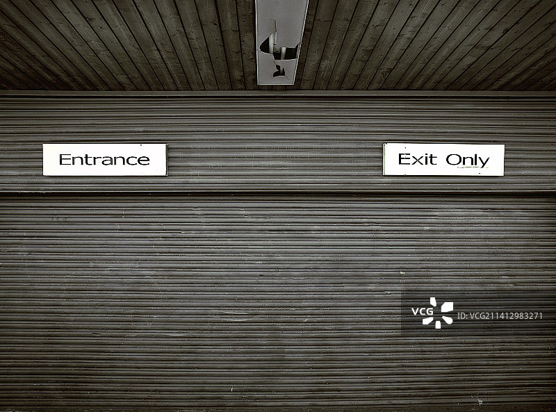 带有迷惑性标志的卷帘门图片素材