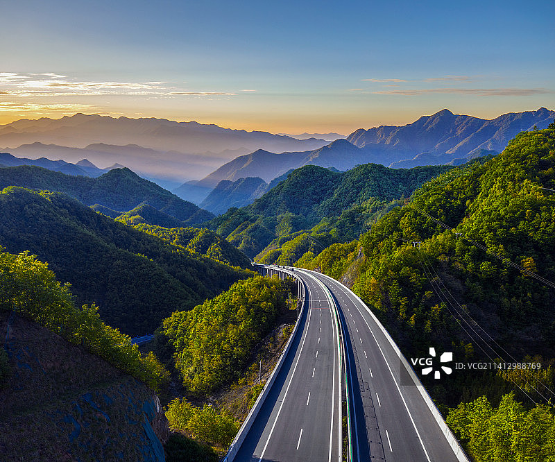 穿越在高山之间的高速公路图片素材