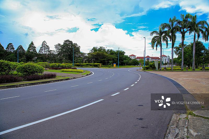 马来西亚沙巴大学清真建筑和椰子树图片素材