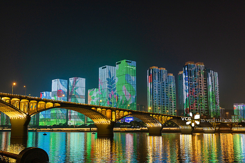 绚丽多姿的长沙城市夜景灯光秀和橘子洲大桥图片素材