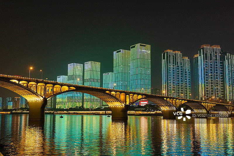 绚丽多姿的长沙城市夜景灯光秀和橘子洲大桥图片素材