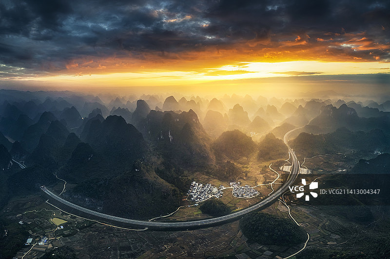 航拍桂西北喀斯特地貌高速公路图片素材