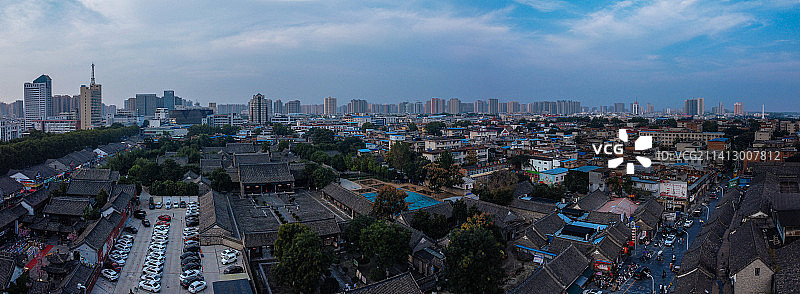 南阳 地标 航拍 宛城区 中心广场 夜景 府衙博物馆 人民路 人民公园 世纪百货图片素材