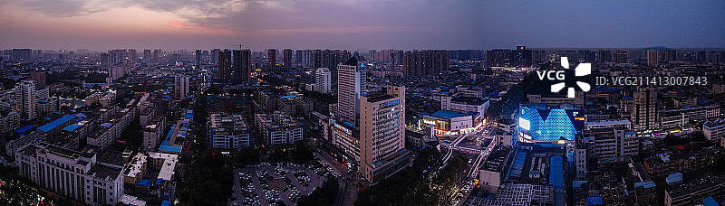 南阳 地标 航拍 宛城区 中心广场 夜景 府衙博物馆 人民路 人民公园 世纪百货图片素材