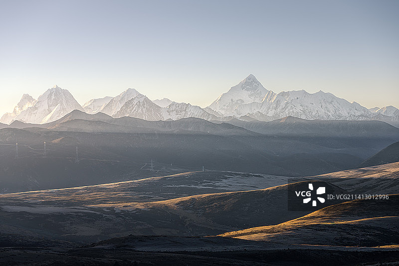 康定机场遥望贡嘎雪山图片素材