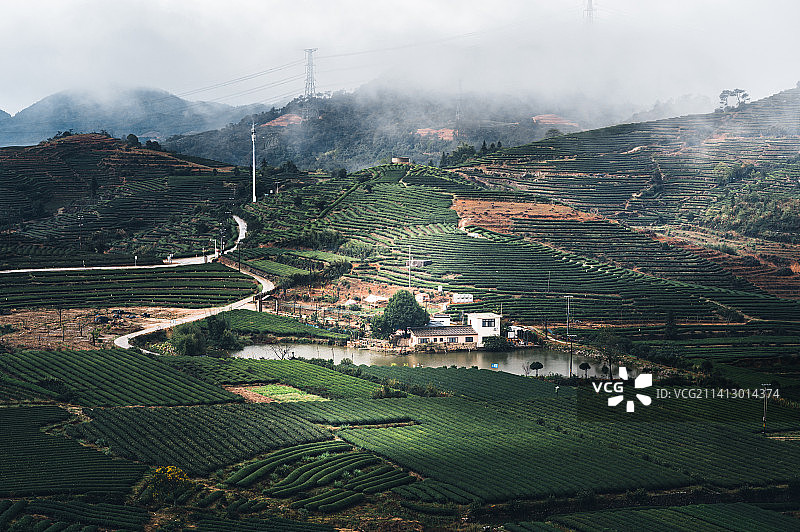 炉峰山脚下的村庄图片素材