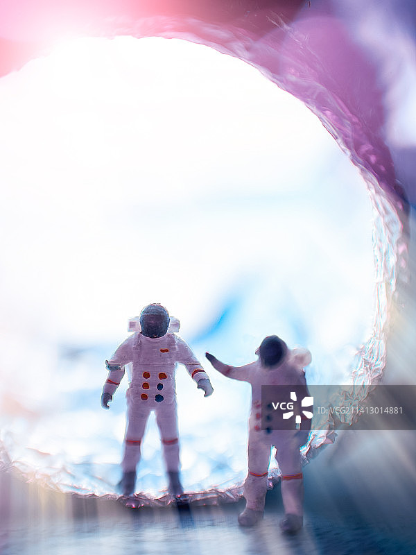 登陆月球挥手的宇航员图片素材