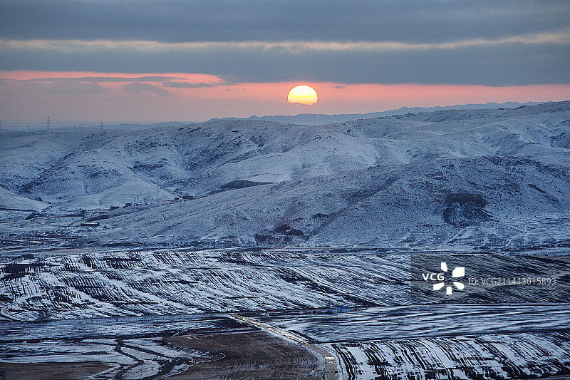 中国内蒙古包头阴山山脉冬季落日图片素材