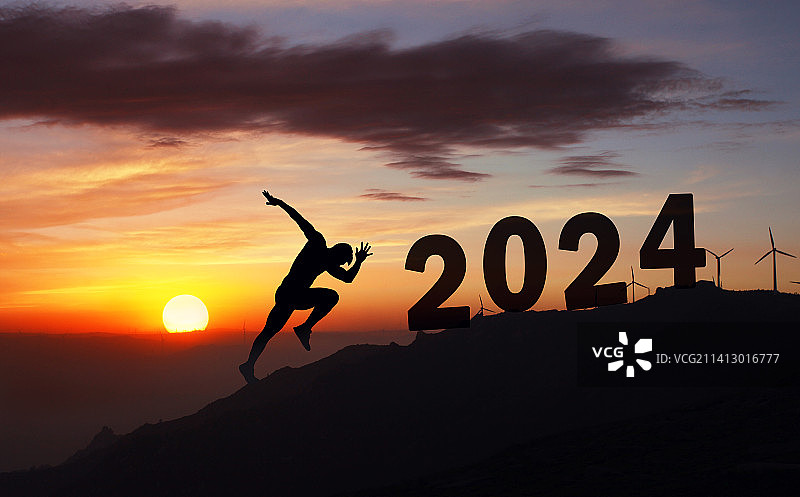 新年日出时在山顶向2024年进发图片素材