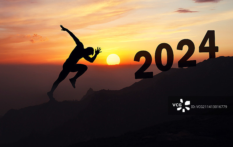 新年日出时在山顶向2024年进发图片素材