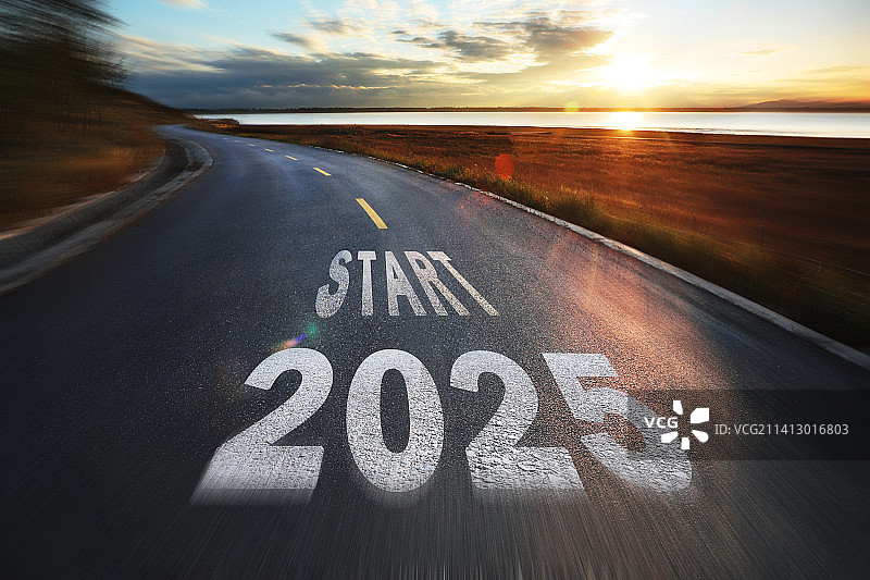 2025新年日出时分在公路上飞驰图片素材