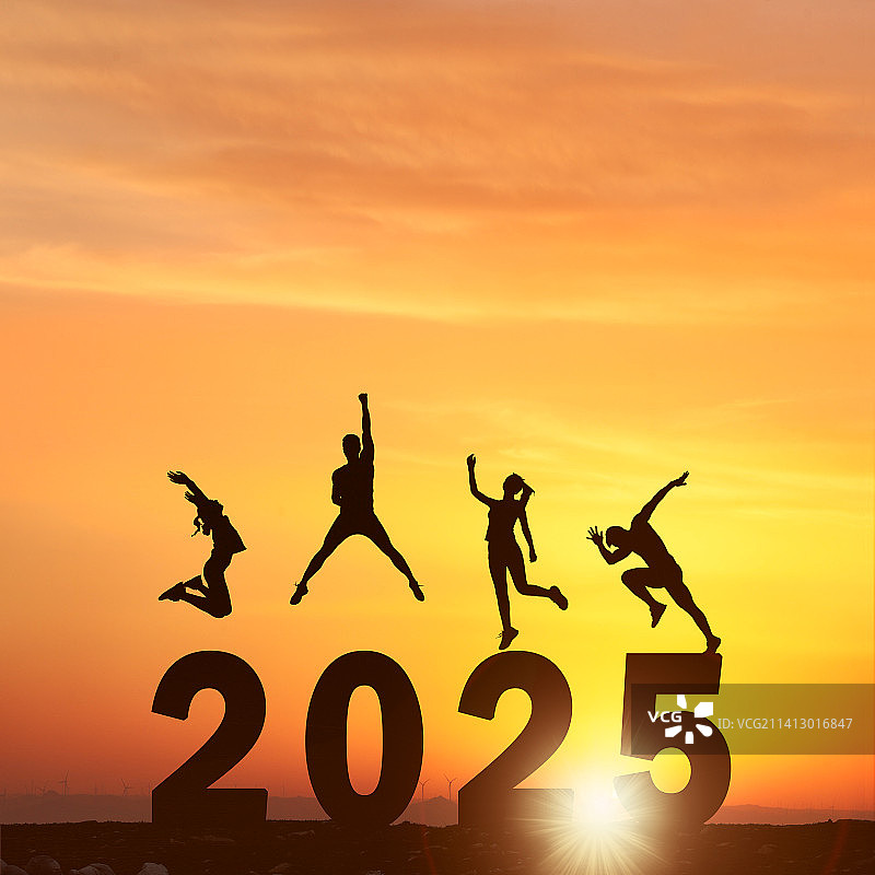 一群青年人在山顶跳跃着向2025年进发图片素材