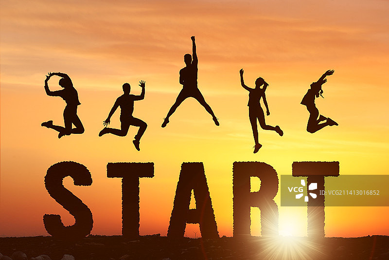 一群青年人跳跃着迈向新开始图片素材