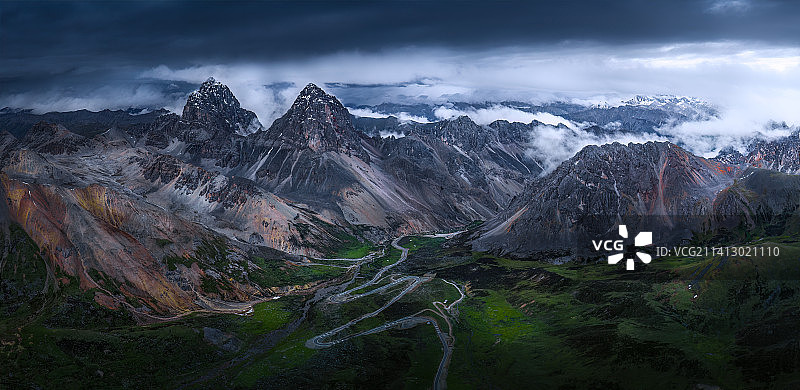 山峰陡峭悬崖攀登户外运动图片素材