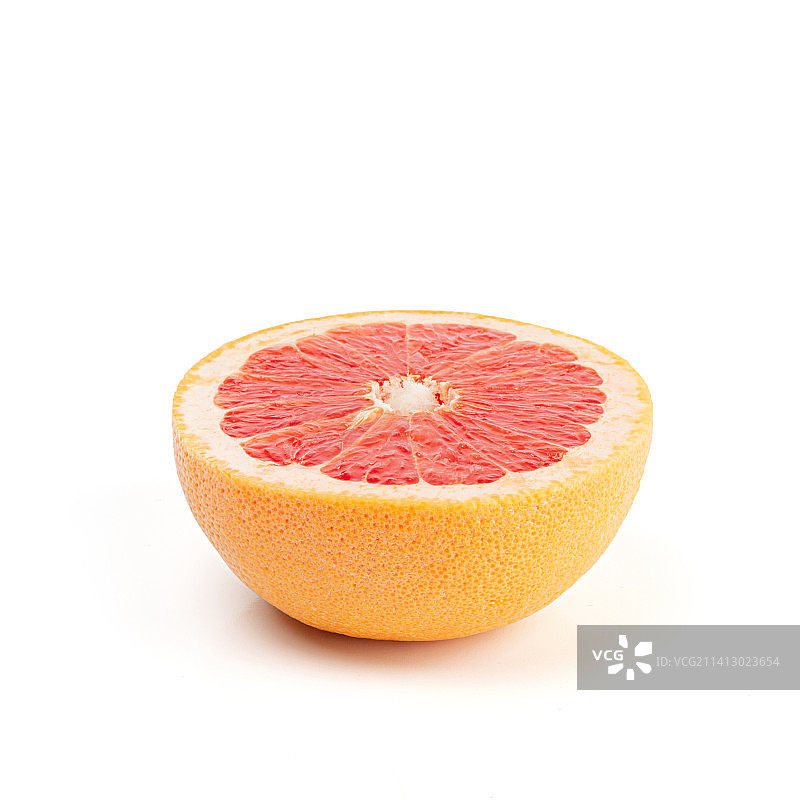 新鲜的红西柚孤立在白色背景上图片素材