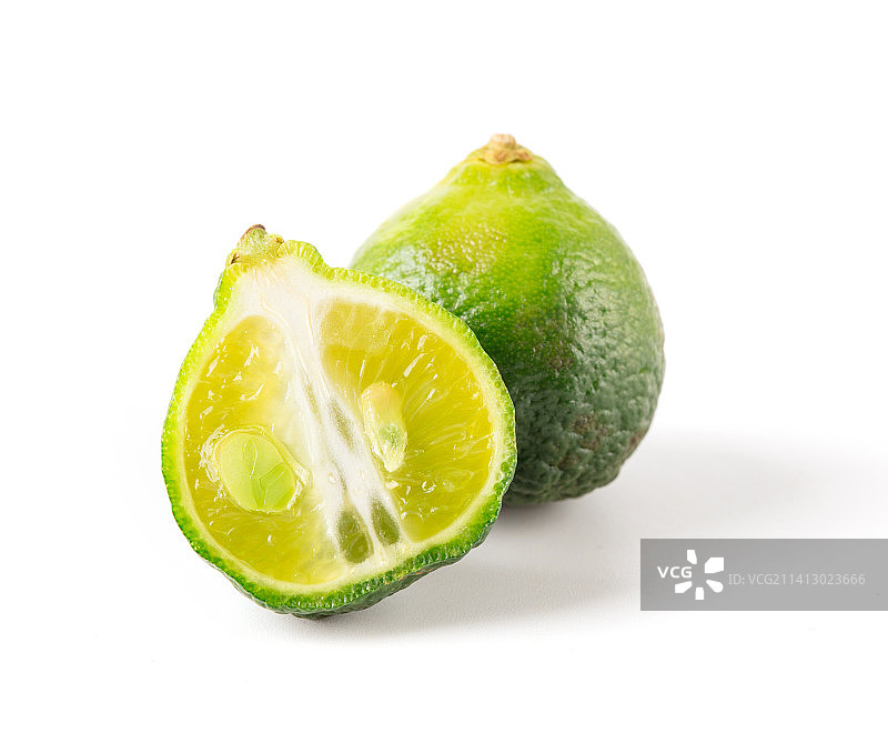 新鲜的小青柠檬孤立在白色背景上图片素材