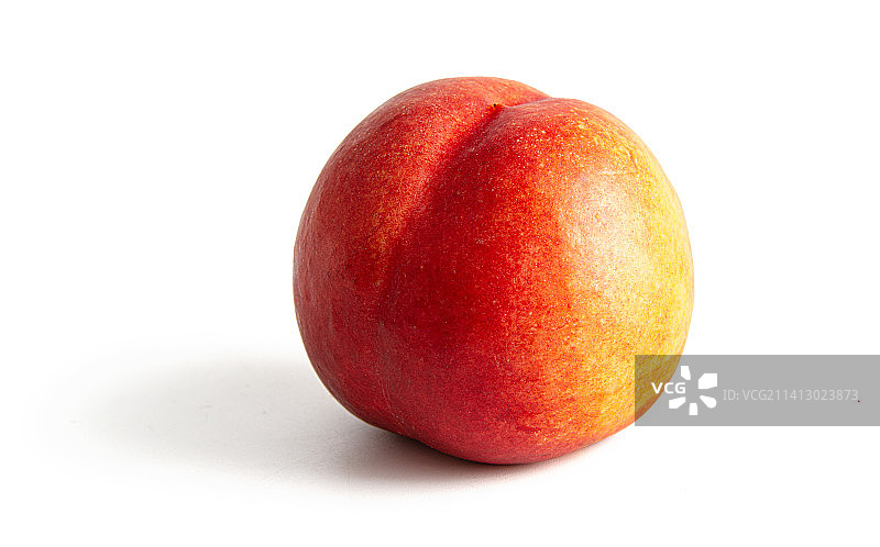 新鲜的油桃孤立在白色背景上图片素材